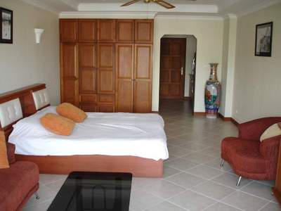 pic Beautiful condo facing toward the sea