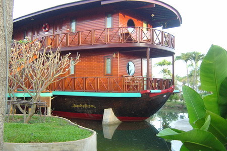 pic Petchtarn Boat (Deluxe Lake View)